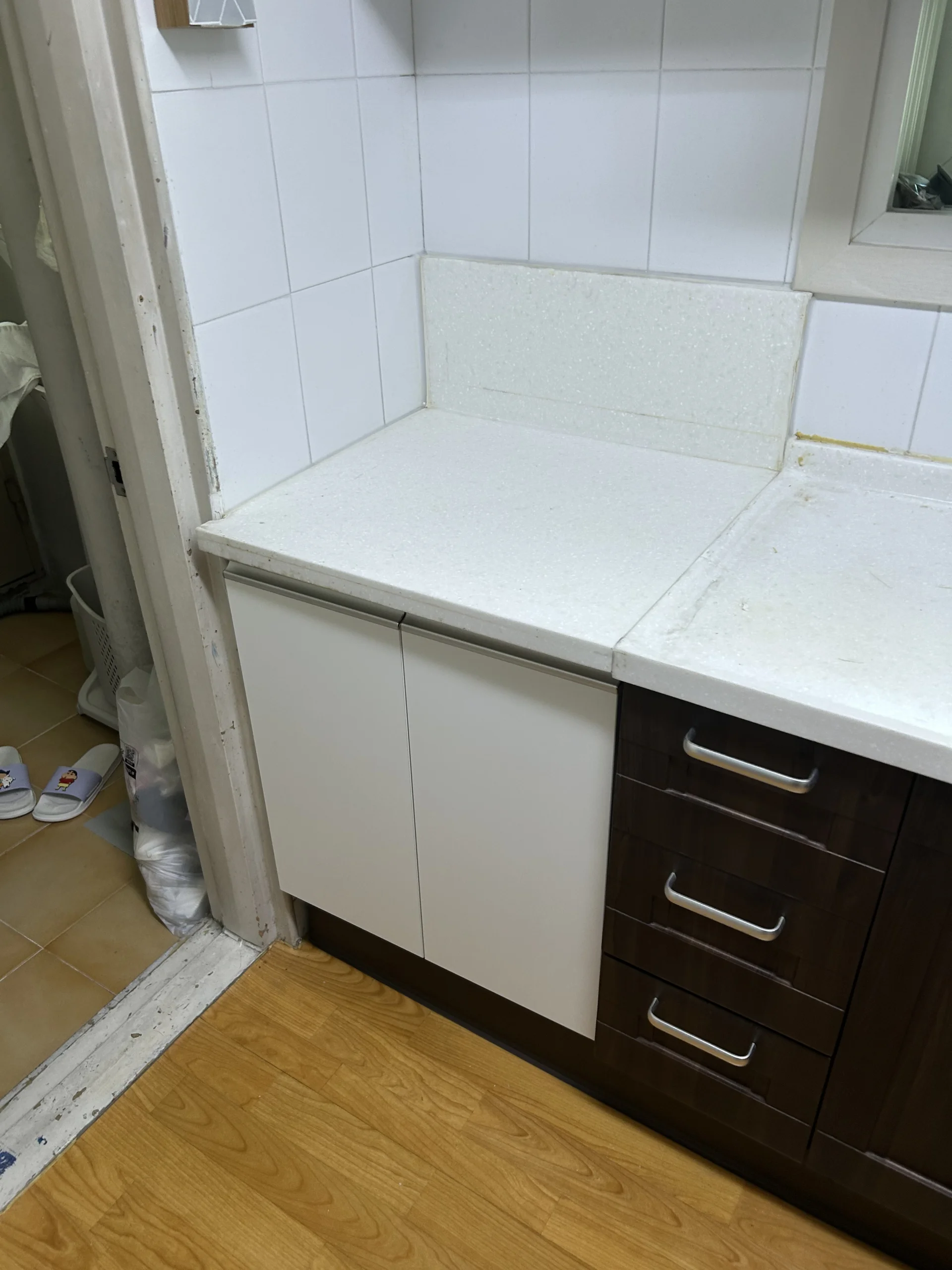 하부장 한 칸에 식기세척기가 새로 설치된 모습